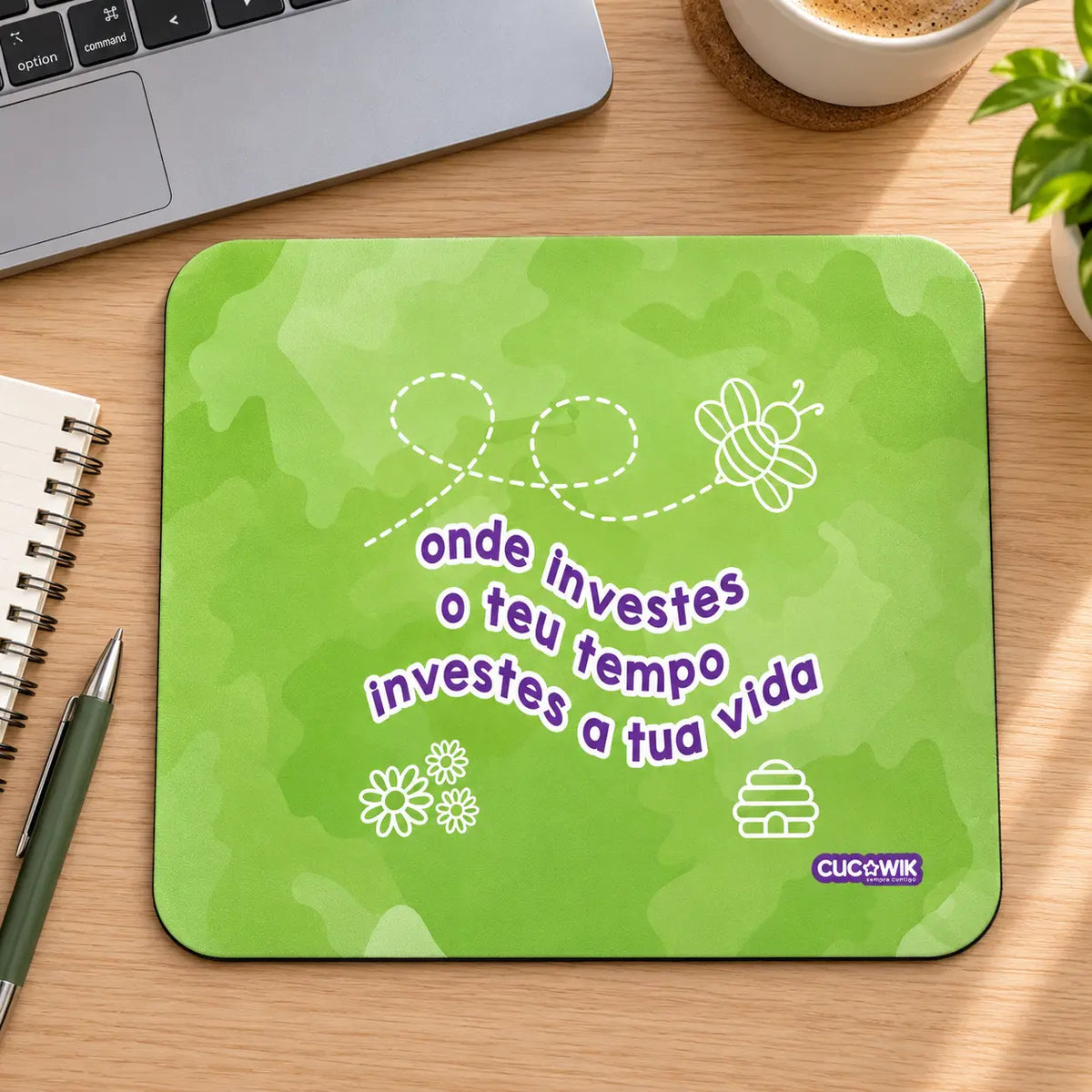 Tapete de rato com frase Onde Investes O Teu Tempo Investe A Tua Vida em ambiente de escritório