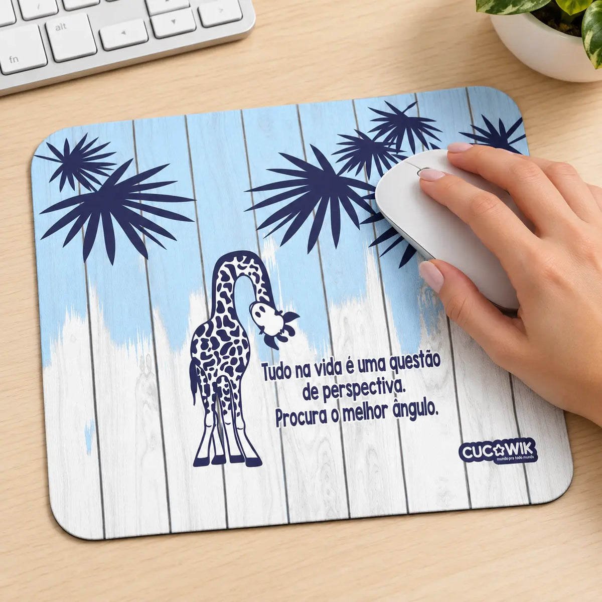 Tapete de rato com frase Tudo na Vida é uma Questão de Perspectiva, Procura o Melhor Ângulo em utilização – na secretária
