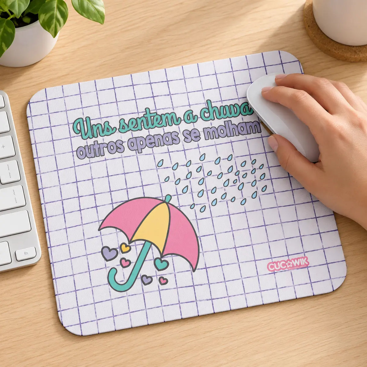 Tapete de rato com frase Uns Sentem a Chuva, Outros Apenas se Molham em utilização – na secretária