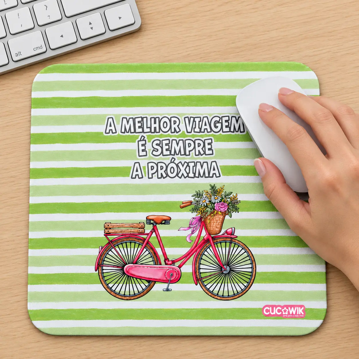 Tapete de rato com frase A Melhor Viagem É Sempre A Próxima em utilização – na secretária