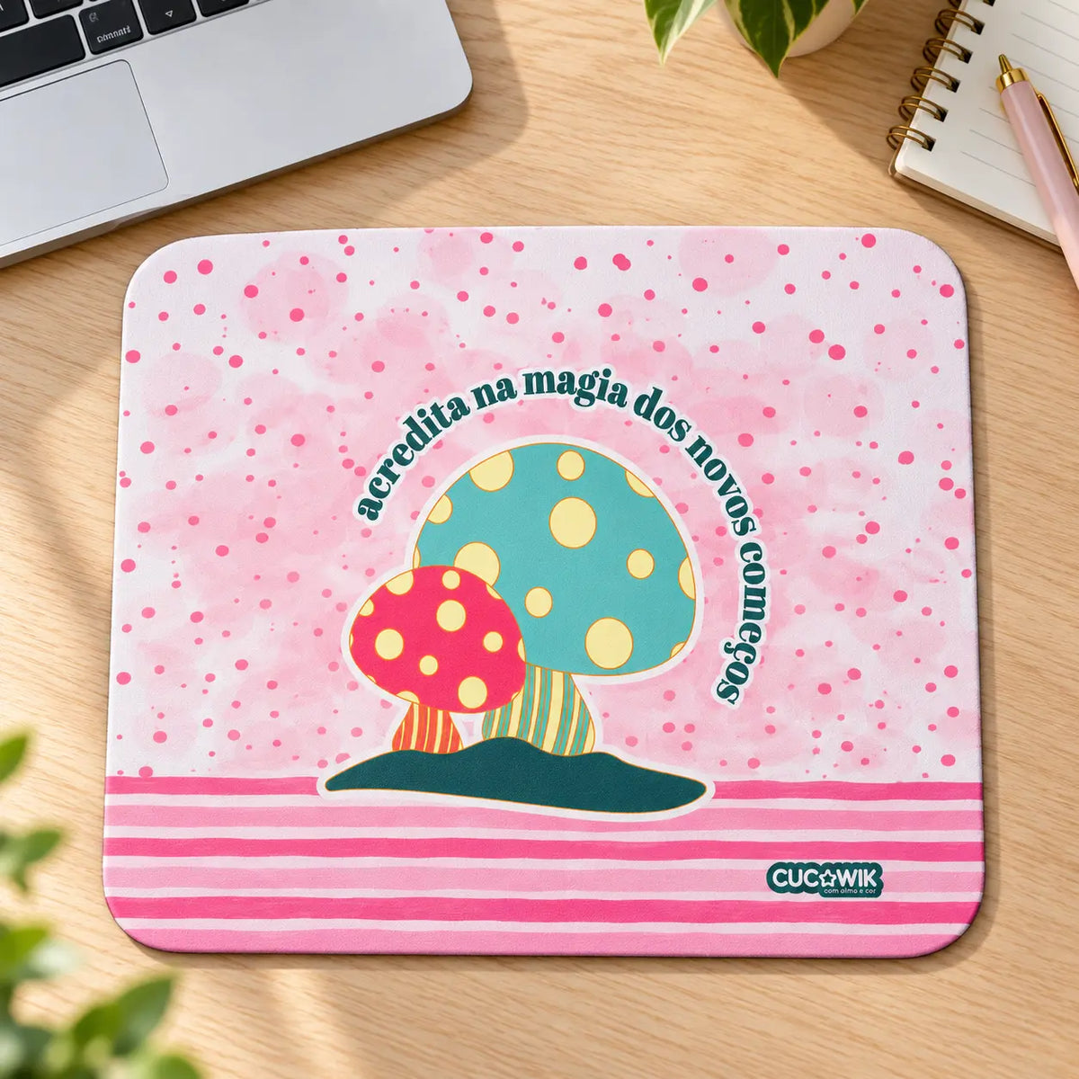 Tapete de rato com frase Acredita na Magia dos Novos Começos em ambiente de escritório