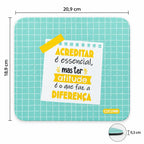 Medidas do tapete de rato com frase Acreditar É Essencial Mas Ter Atitude Faz A Diferença – 20,9 × 18,9 × 0,3 cm