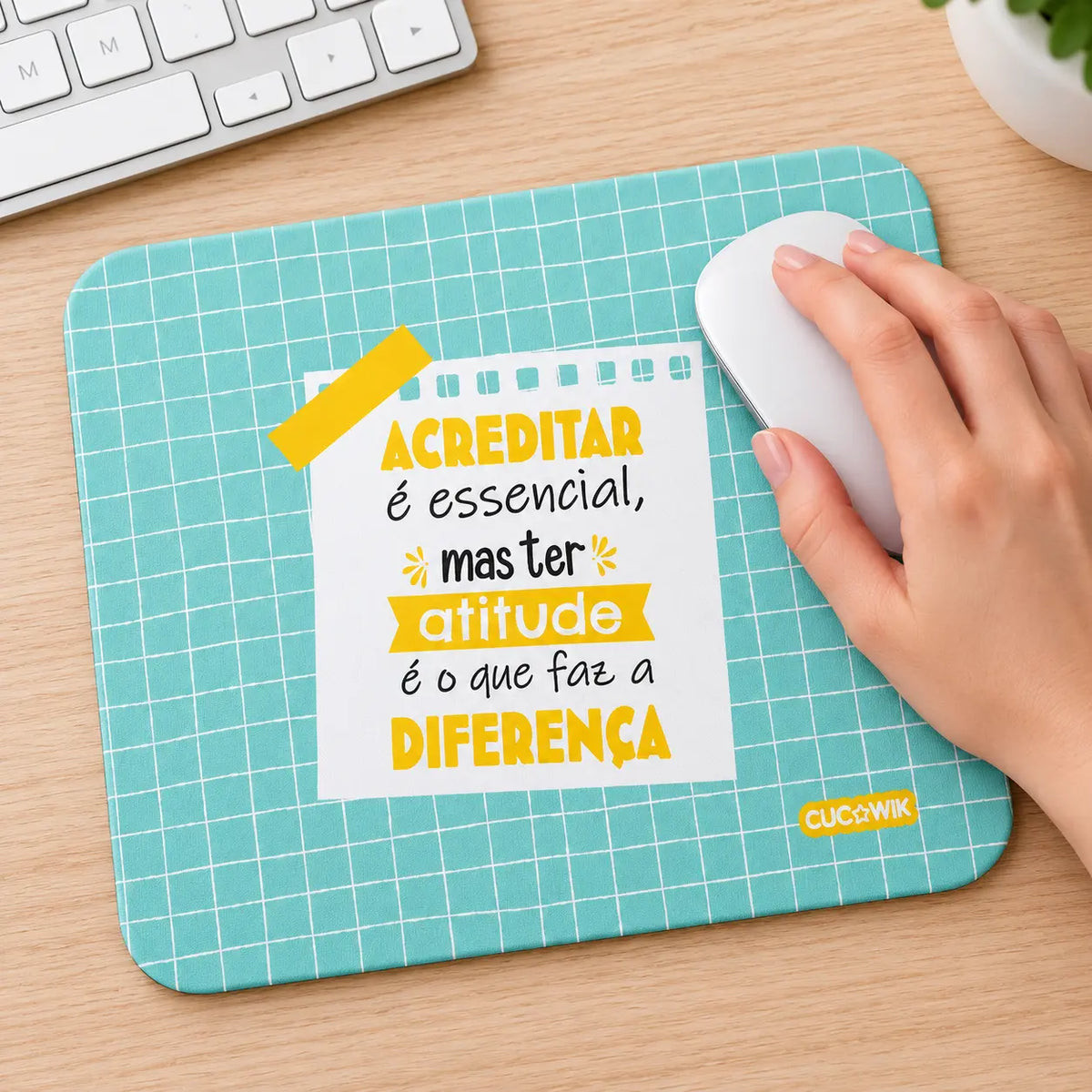 Tapete de rato com frase Acreditar É Essencial Mas Ter Atitude Faz A Diferença em utilização – na secretária