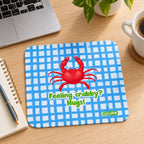 Tapete de rato com frase Feeling Crabby? Hugs! em ambiente de escritório