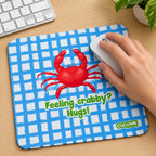 Tapete de rato com frase Feeling Crabby? Hugs! em utilização – na secretária