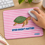 Tapete de rato com frase Speed Doesn't Matter! em utilização – na secretária
