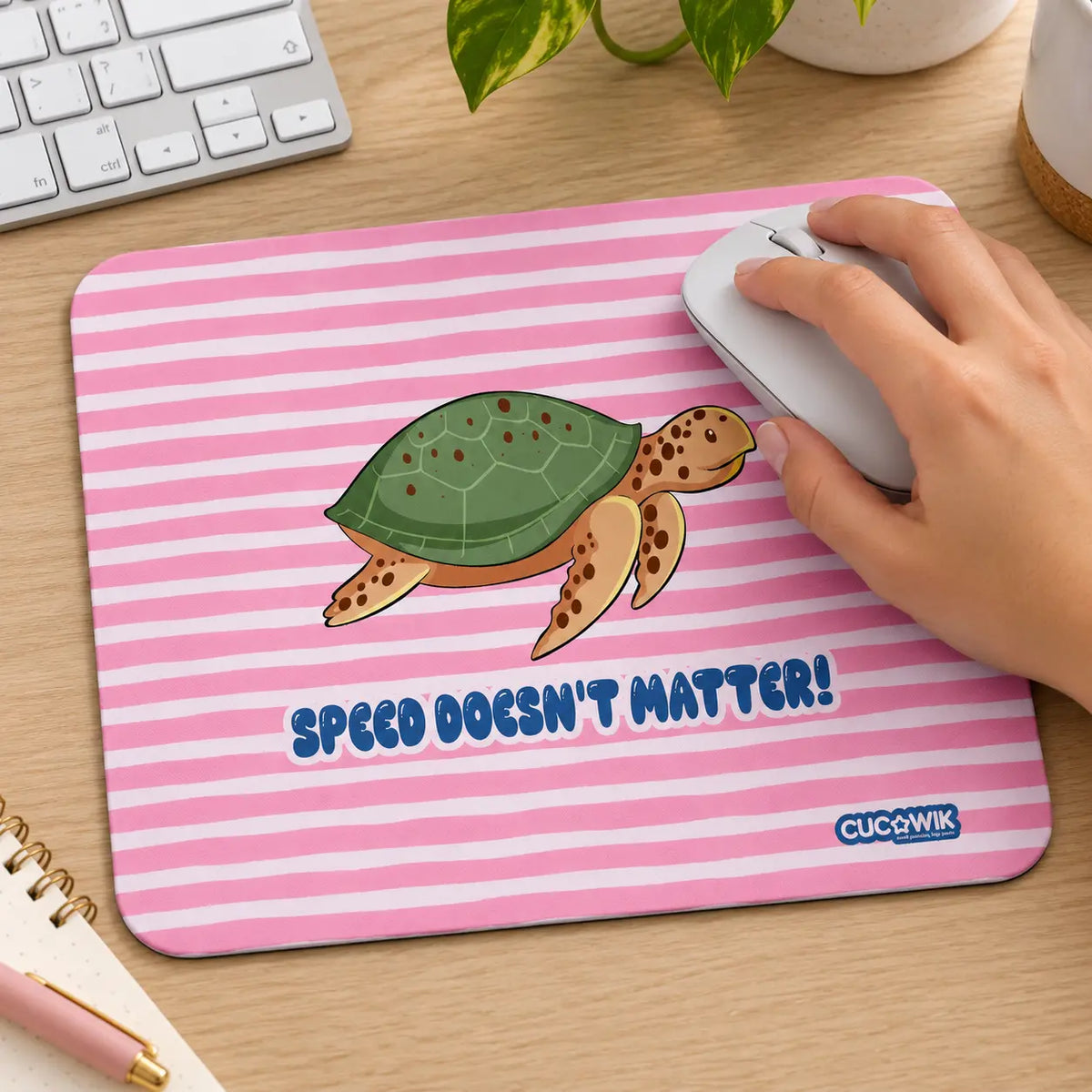 Tapete de rato com frase Speed Doesn't Matter! em utilização – na secretária