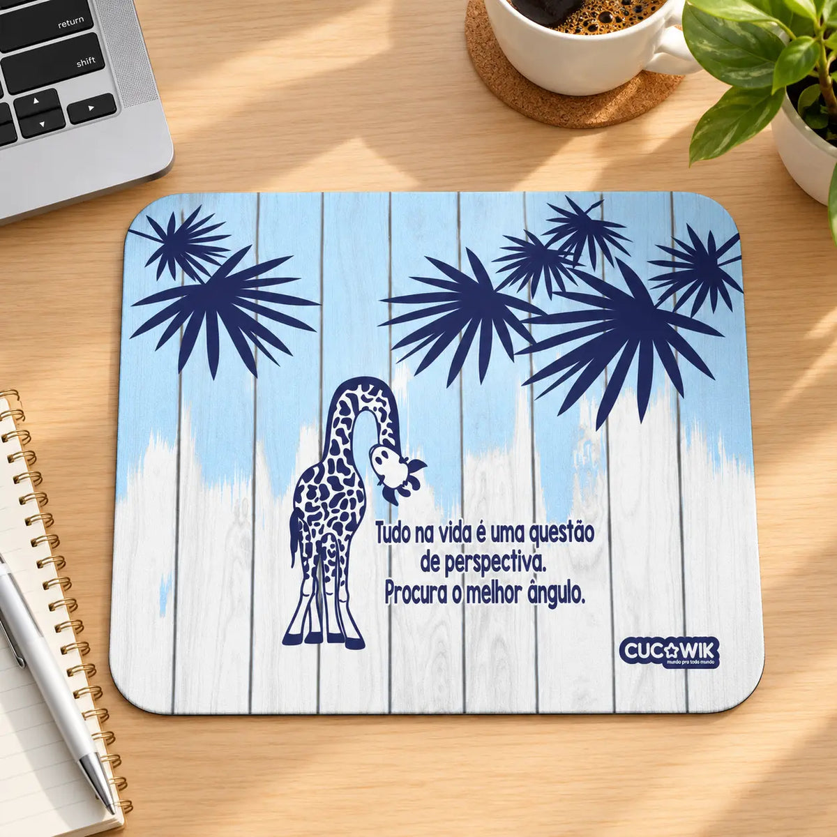 Tapete de rato com frase Tudo na Vida é uma Questão de Perspectiva, Procura o Melhor Ângulo em ambiente de escritório