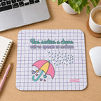 Tapete de rato com frase Uns Sentem a Chuva, Outros Apenas se Molham em ambiente de escritório