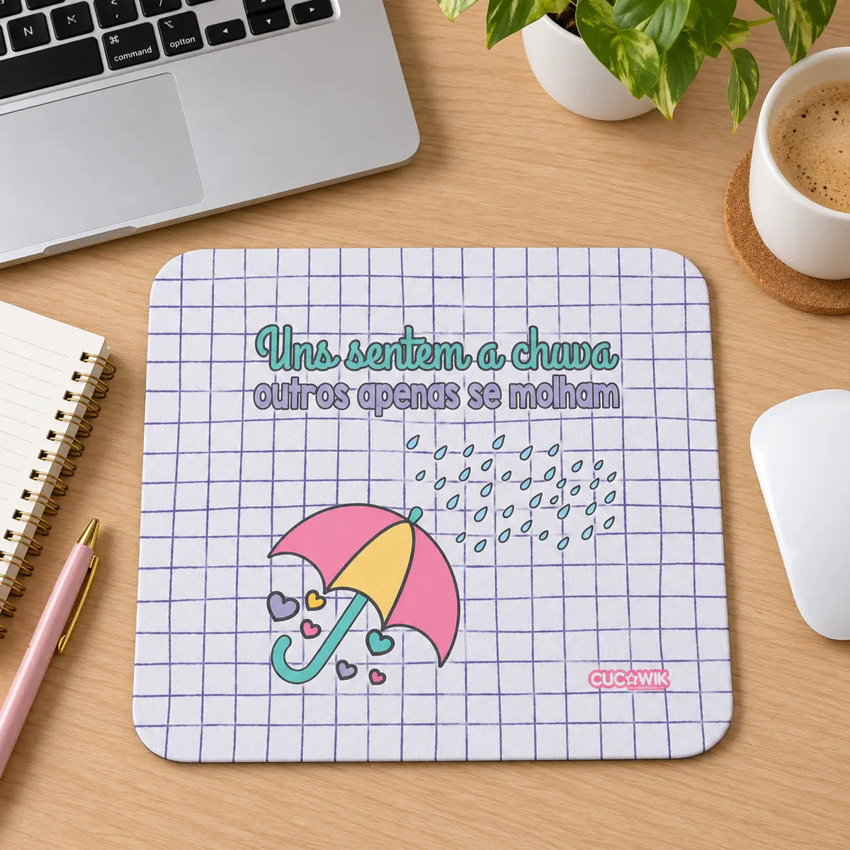 Tapete de rato com frase Uns Sentem a Chuva, Outros Apenas se Molham em ambiente de escritório