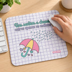 Tapete de rato com frase Uns Sentem a Chuva, Outros Apenas se Molham em utilização – na secretária