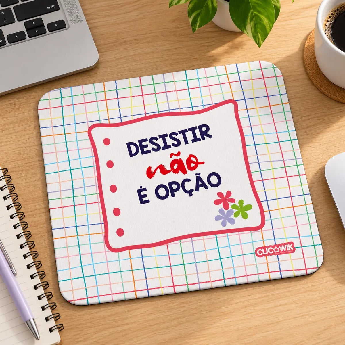 Tapete de rato com frase Desistir Não é Opção em ambiente de escritório