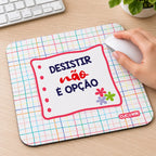 Tapete de rato com frase Desistir Não é Opção em utilização – na secretária