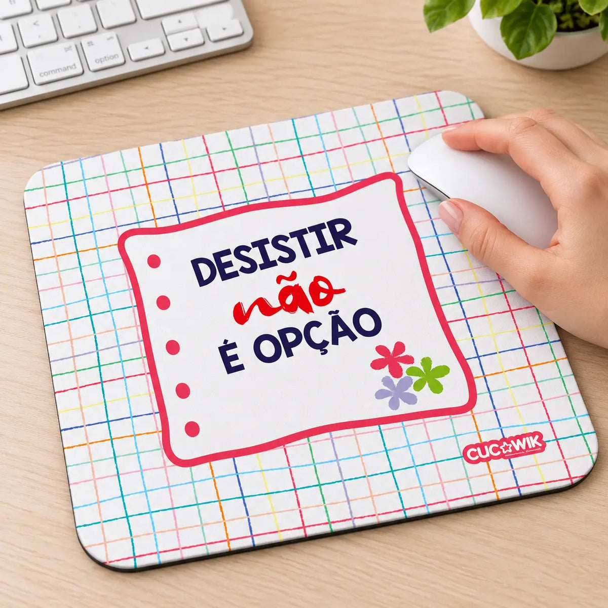 Tapete de rato com frase Desistir Não é Opção em utilização – na secretária