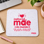 Tapete de rato com frase Melhor Mãe do Mundo em ambiente de escritório