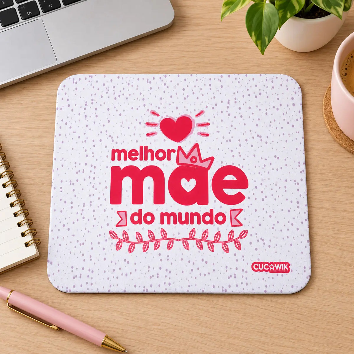 Tapete de rato com frase Melhor Mãe do Mundo em ambiente de escritório