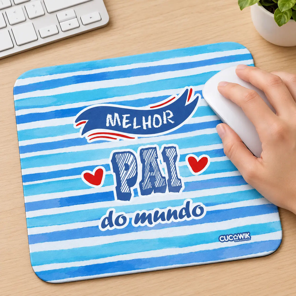 Tapete de rato com frase Melhor Pai do Mundo em utilização – na secretária