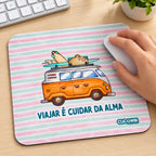 Tapete de rato com frase Viajar é Cuidar da Alma em utilização – na secretária