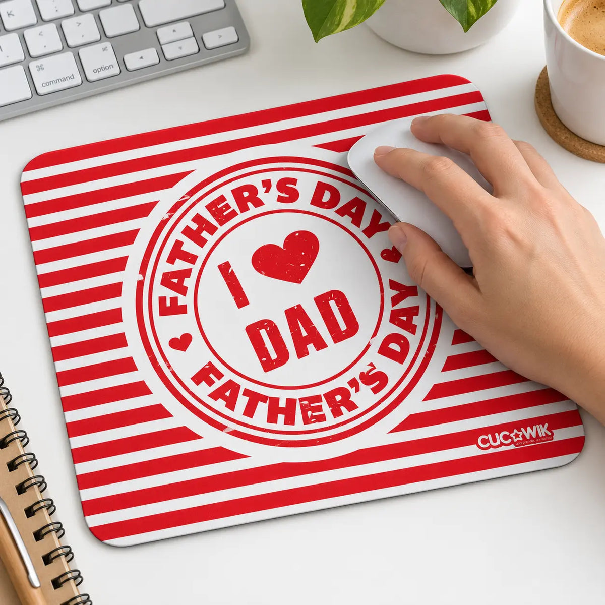 Tapete de rato com frase I Love Dad - Father's Day em utilização – na secretária