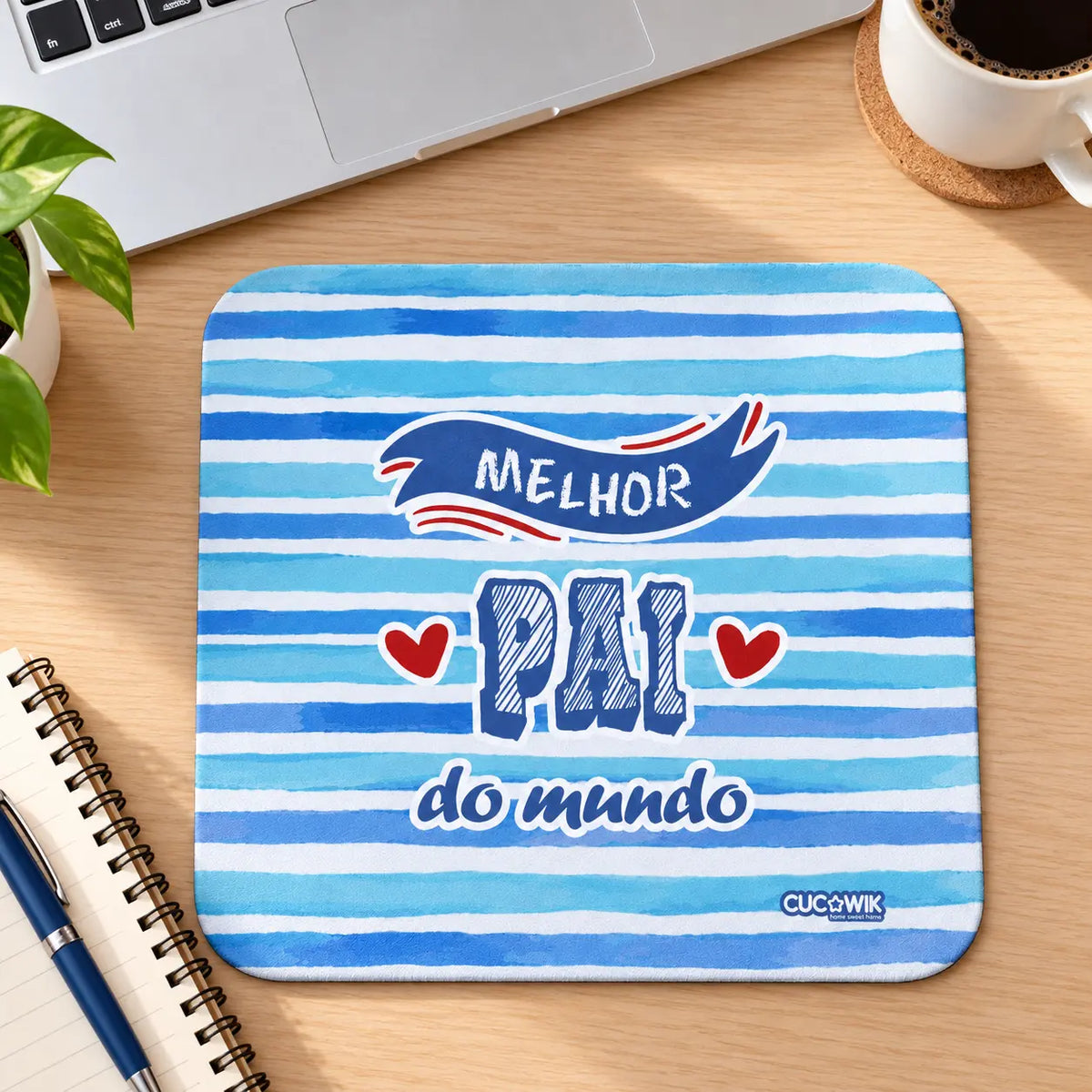 Tapete de rato com frase Melhor Pai do Mundo em ambiente de escritório