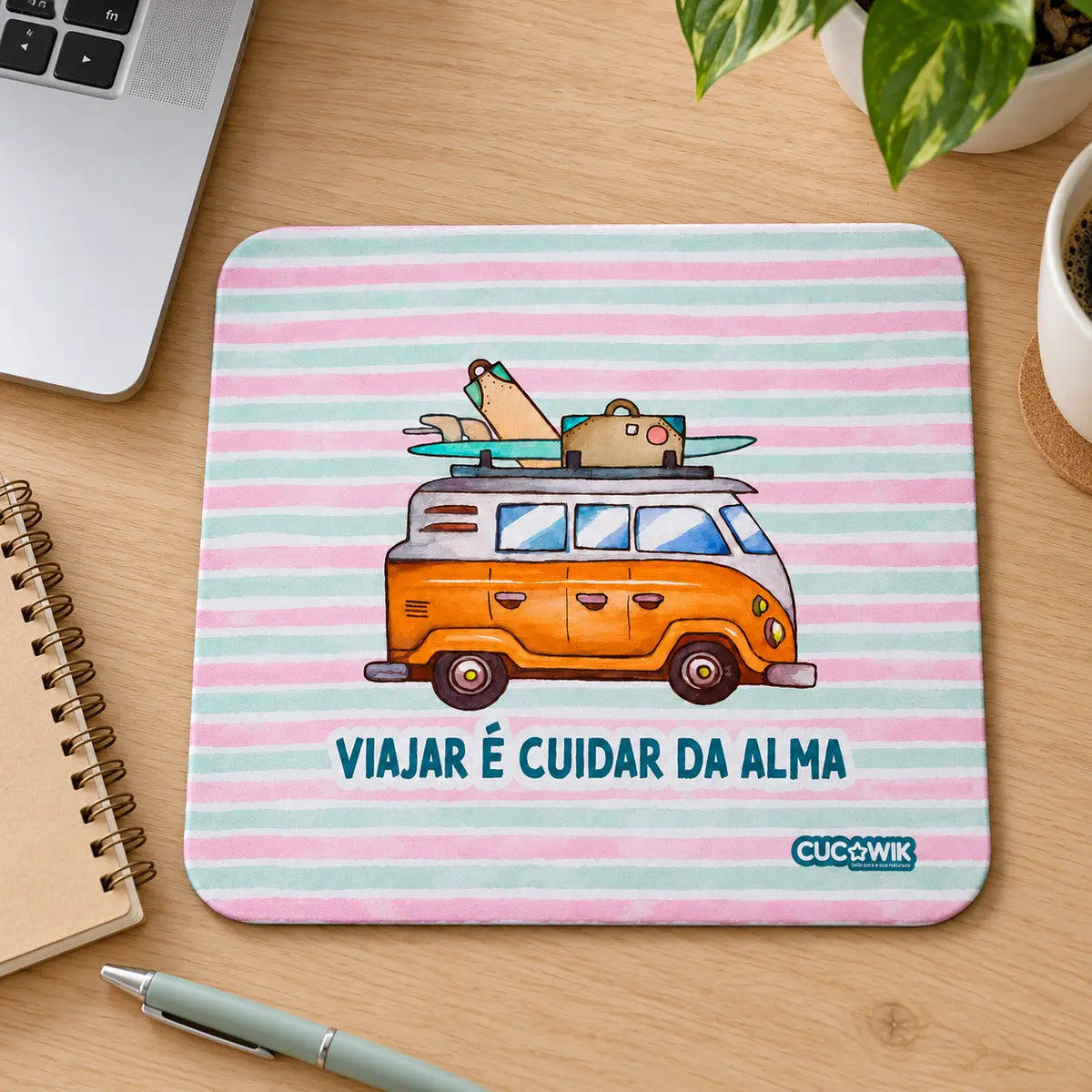 Tapete de rato com frase Viajar é Cuidar da Alma em ambiente de escritório